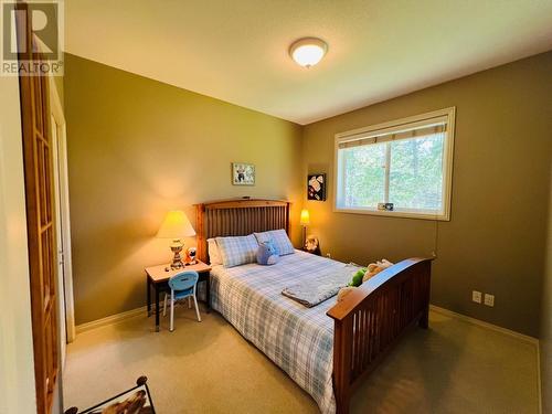 4828 Firland Close, Radium Hot Springs, BC - Indoor Photo Showing Bedroom