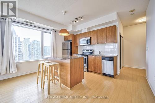 3205 - 385 Prince Of Wales Drive, Mississauga, ON - Indoor Photo Showing Kitchen