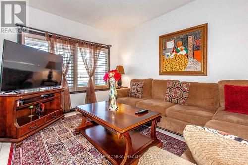 9 Amalfi Court, Vaughan (West Woodbridge), ON - Indoor Photo Showing Living Room