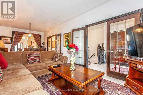 9 Amalfi Court, Vaughan (West Woodbridge), ON - Indoor Photo Showing Living Room