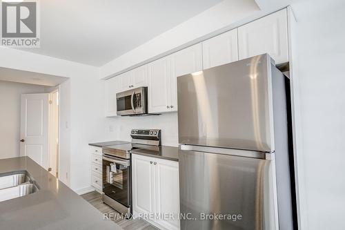 14 - 105 Appletree Lane, Barrie, ON - Indoor Photo Showing Kitchen With Double Sink