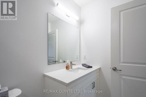 407 - 17 Cleave Avenue, Prince Edward County (Picton), ON - Indoor Photo Showing Bathroom