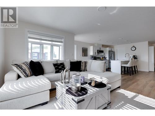 202 4278 22Nd Avenue, Prince George, BC - Indoor Photo Showing Living Room