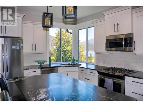 4551 71 Avenue Ne, Salmon Arm, BC - Indoor Photo Showing Kitchen