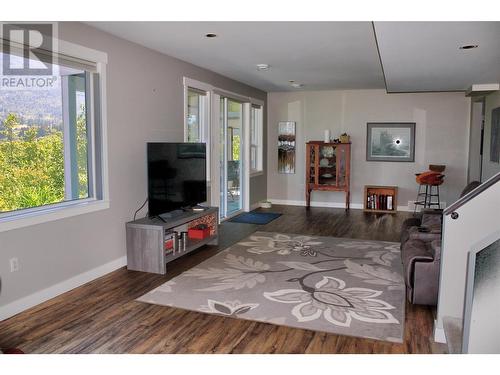 4551 71 Avenue Ne, Salmon Arm, BC - Indoor Photo Showing Living Room