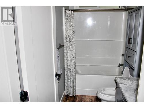 4551 71 Avenue Ne, Salmon Arm, BC - Indoor Photo Showing Bathroom