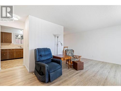 2841 Lower Glenrosa Road, West Kelowna, BC - Indoor Photo Showing Living Room