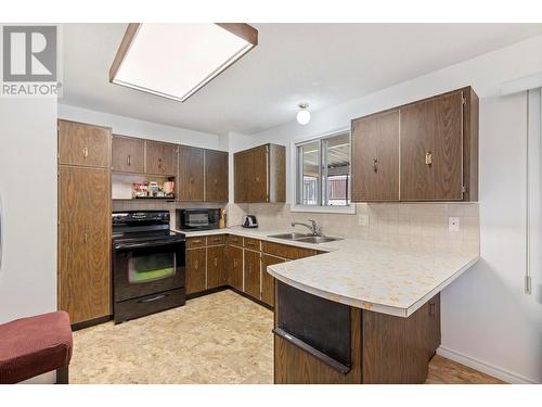 2841 Lower Glenrosa Road, West Kelowna, BC - Indoor Photo Showing Kitchen With Double Sink