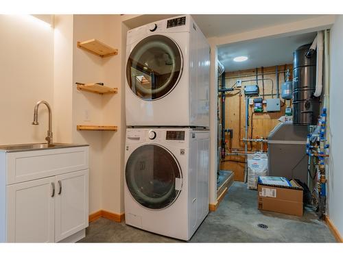 3439 Cazakoff Road, Nelson, BC - Indoor Photo Showing Laundry Room