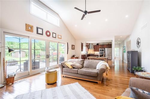 327 Pelham Road, St. Catharines, ON - Indoor Photo Showing Living Room