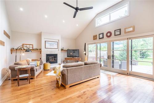 327 Pelham Road, St. Catharines, ON - Indoor Photo Showing Living Room With Fireplace