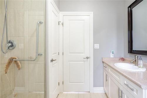 327 Pelham Road, St. Catharines, ON - Indoor Photo Showing Bathroom