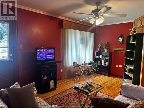 984 Partington, Windsor, ON - Indoor Photo Showing Living Room
