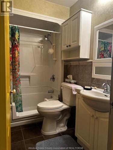 984 Partington, Windsor, ON - Indoor Photo Showing Bathroom