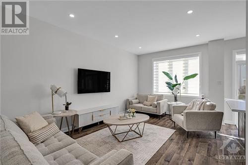 43 Finglas Court, Ottawa, ON - Indoor Photo Showing Living Room