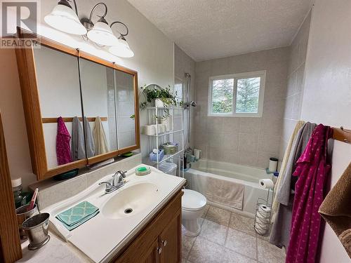 713 49 Highway, Dawson Creek, BC - Indoor Photo Showing Bathroom