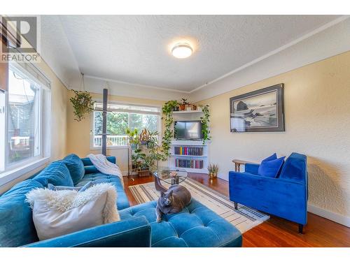 860 Fairview Road, Oliver, BC - Indoor Photo Showing Living Room