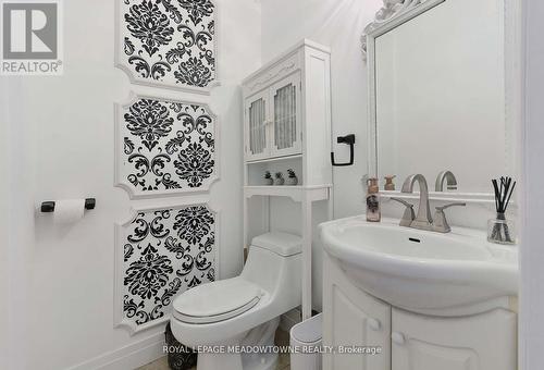 2546 Valencia Road, Mississauga, ON - Indoor Photo Showing Bathroom