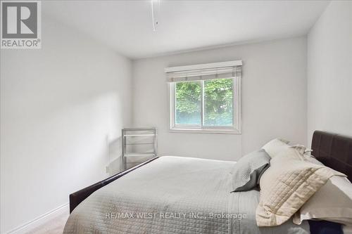 1846 Paddock Crescent, Mississauga, ON - Indoor Photo Showing Bedroom