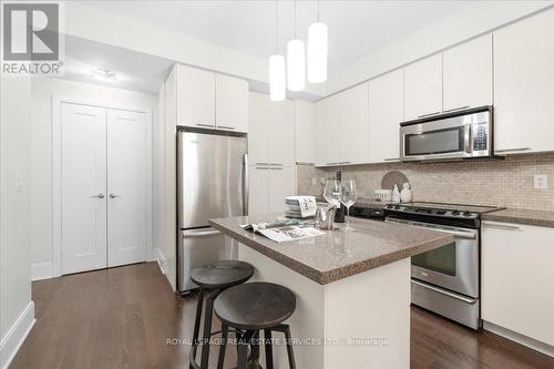 1004 - 25 Broadway Avenue, Toronto C03, ON - Indoor Photo Showing Kitchen With Upgraded Kitchen