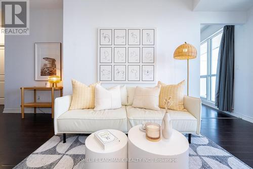 5104 - 386 Yonge Street, Toronto, ON - Indoor Photo Showing Living Room