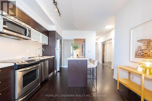 5104 - 386 Yonge Street, Toronto, ON - Indoor Photo Showing Kitchen