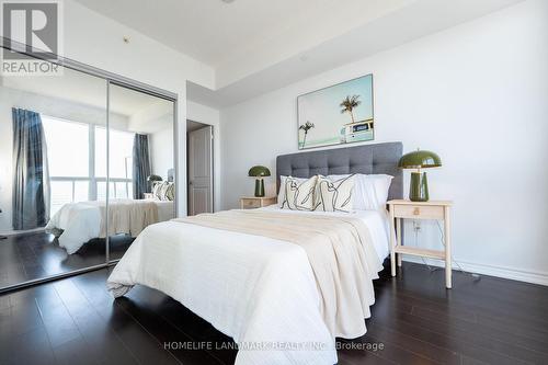 5104 - 386 Yonge Street, Toronto, ON - Indoor Photo Showing Bedroom