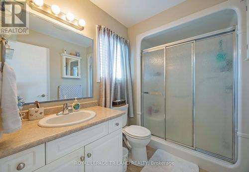 3270 Paulpeel Avenue, London, ON - Indoor Photo Showing Bathroom