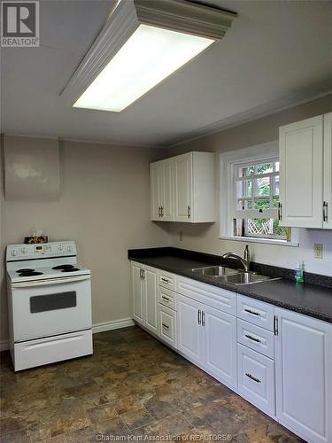 135 William Street South, Chatham, ON - Indoor Photo Showing Kitchen With Double Sink