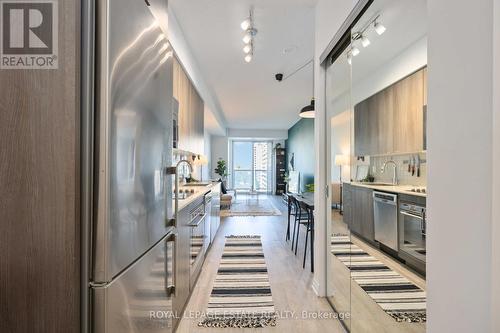 712 - 101 Erskine Avenue, Toronto C10, ON - Indoor Photo Showing Kitchen With Upgraded Kitchen