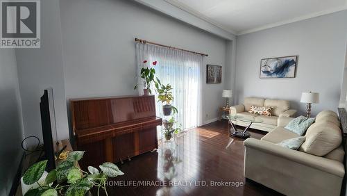 90 - 405 Hyacinthe Boulevard, Mississauga, ON - Indoor Photo Showing Living Room