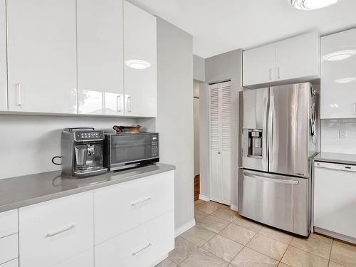 530 Huxley Place, Kamloops, BC - Indoor Photo Showing Kitchen With Stainless Steel Kitchen