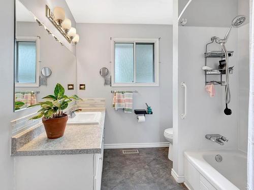 530 Huxley Place, Kamloops, BC - Indoor Photo Showing Bathroom