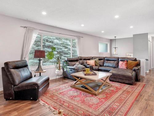 530 Huxley Place, Kamloops, BC - Indoor Photo Showing Living Room