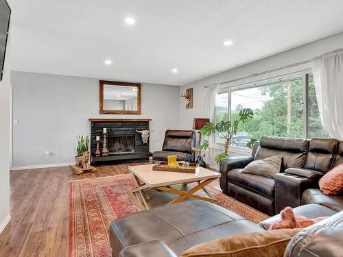 530 Huxley Place, Kamloops, BC - Indoor Photo Showing Living Room With Fireplace