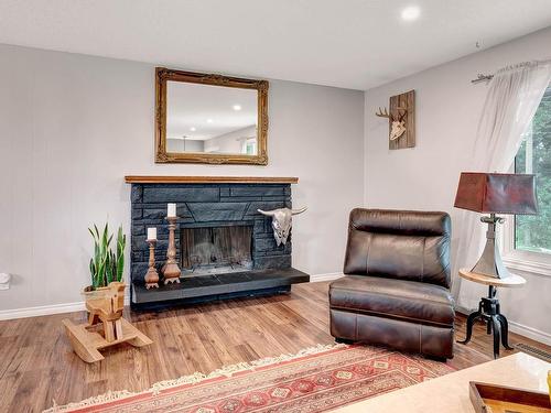 530 Huxley Place, Kamloops, BC - Indoor Photo Showing Living Room With Fireplace