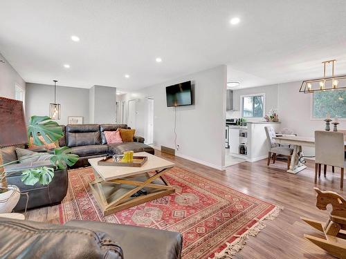 530 Huxley Place, Kamloops, BC - Indoor Photo Showing Living Room