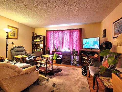 1600 Stage Rd, Cache Creek, BC - Indoor Photo Showing Living Room