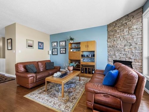 2502 Bentall Drive, Kamloops, BC - Indoor Photo Showing Living Room