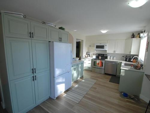 1882 Pineridge Drive, Merritt, BC - Indoor Photo Showing Kitchen