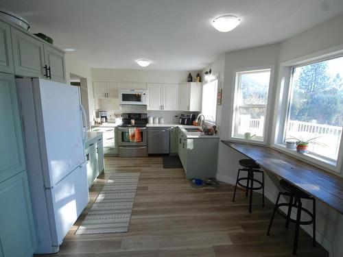 1882 Pineridge Drive, Merritt, BC - Indoor Photo Showing Kitchen