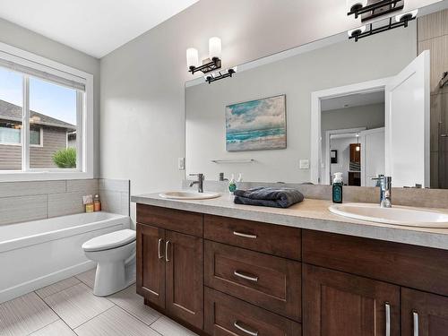 770 Hayward Place, Kamloops, BC - Indoor Photo Showing Bathroom