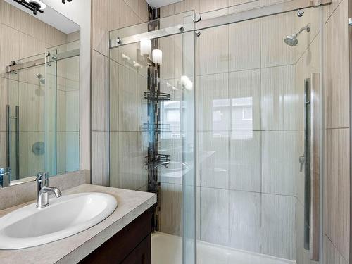 770 Hayward Place, Kamloops, BC - Indoor Photo Showing Bathroom