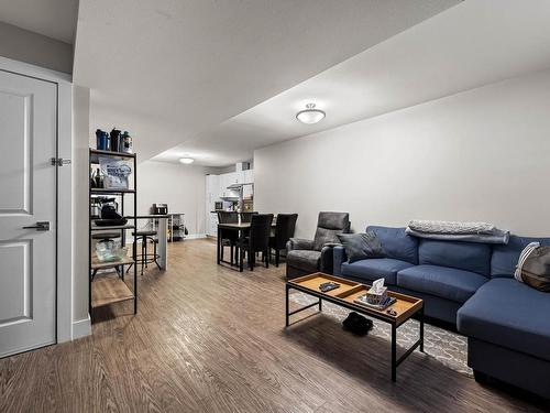 770 Hayward Place, Kamloops, BC - Indoor Photo Showing Living Room