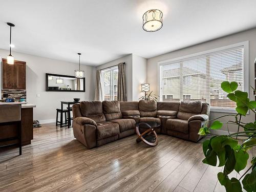 770 Hayward Place, Kamloops, BC - Indoor Photo Showing Living Room