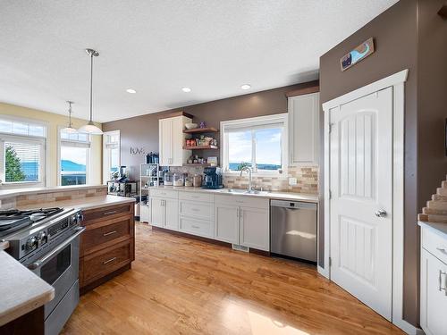 2524 Willowbrae Crt, Kamloops, BC - Indoor Photo Showing Kitchen With Upgraded Kitchen