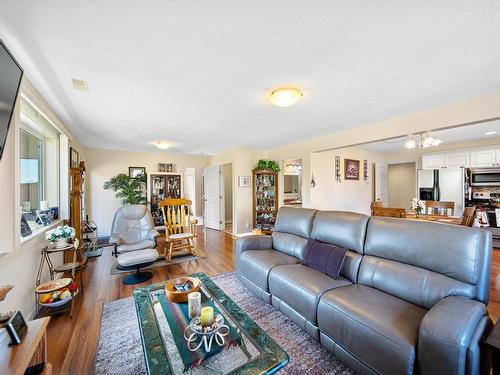 2524 Willowbrae Crt, Kamloops, BC - Indoor Photo Showing Living Room