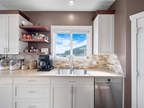2524 Willowbrae Crt, Kamloops, BC - Indoor Photo Showing Kitchen With Double Sink