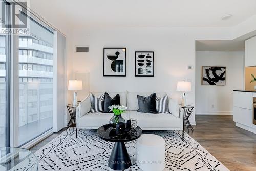 1604 - 100 Harbour Street, Toronto C01, ON - Indoor Photo Showing Living Room