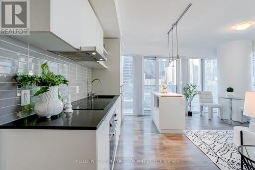 1604 - 100 Harbour Street, Toronto C01, ON - Indoor Photo Showing Kitchen With Upgraded Kitchen